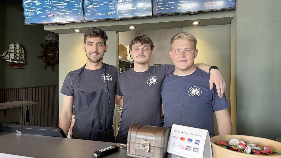Bei unserem Besuch sind sie das Team in der Burger Bucht beim Hafentor in Emden: Adriano Sahin (von links), Kemal Pilia und Steffen Möhle. Fotos: Mona Hanssen