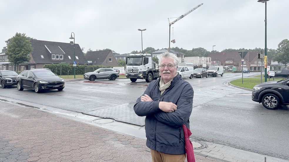 Viele Autos, aber kein Fußgängerüberweg: Als Fußgänger gibt es bisher noch keine verkehrssichere Möglichkeit die Ostertorstraße in Richtung Schützenstraße zu überqueren. Eine Ampel soll das bald ändern. Foto: Lars Löschen