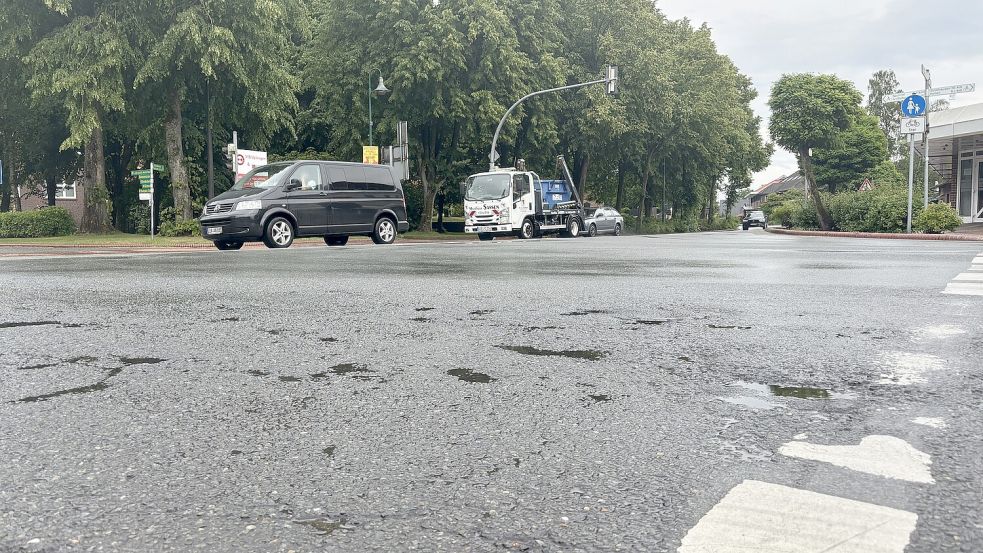 Der Asphalt auf der Ostertorstraße ist an vielen Stellen rissig. Teilweise – wie hier an der Kreuzung mit der Raiffeisenstraße – sind schon Stücke herausgebrochen. Foto: Lars Löschen/Archiv
