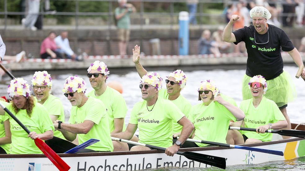 Bei der Hafenmeile in Emden haben sich Drachenboot-Teams auf dem Delft gemessen. Foto: Jens Doden/Emden