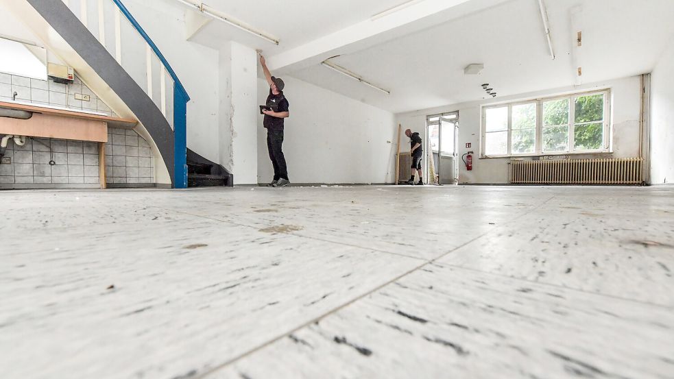 Diesen Raum nutzte die Firma Elektro Hoppe viele Jahre lang als Werkstatt für Fernseher – PVC-Fußboden inklusive. Foto: Klaus Ortgies