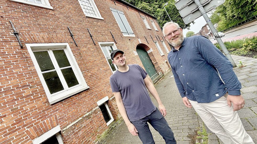 Henk (links) und Dirk Strobel wollen das Packhaus in seinen ursprünglichen Zustand zurückversetzen. Foto: Klaus Ortgies