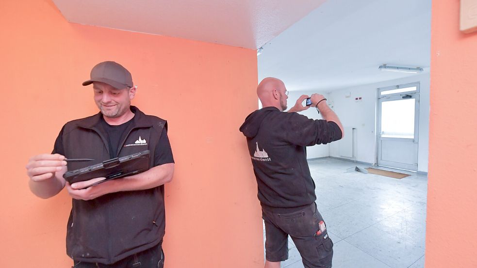 Klaus Otten (links) und Henning Tammen vom Monumentendienst untersuchen den Zustand des Gebäudes. Hier sind sie in einem Bereich, der nach dem Zweiten Weltkrieg umgebaut wurde. Foto: Klaus Ortgies