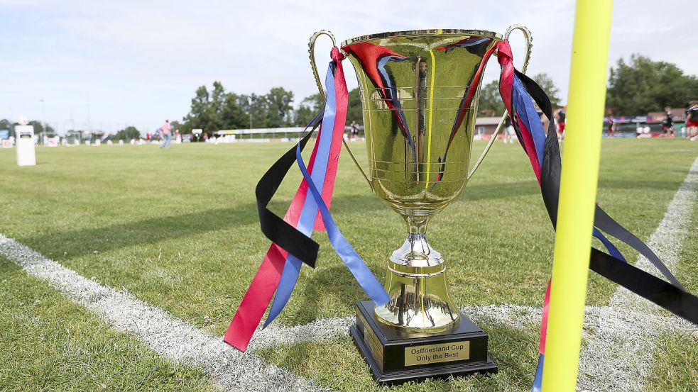 Um diese stattliche Trophäe geht es beim Turnier.