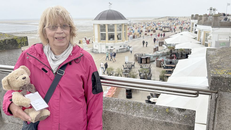 Gudrun Baron fand den Teddy am Musikpavillon auf der Promenade. Foto: Florian Ferber