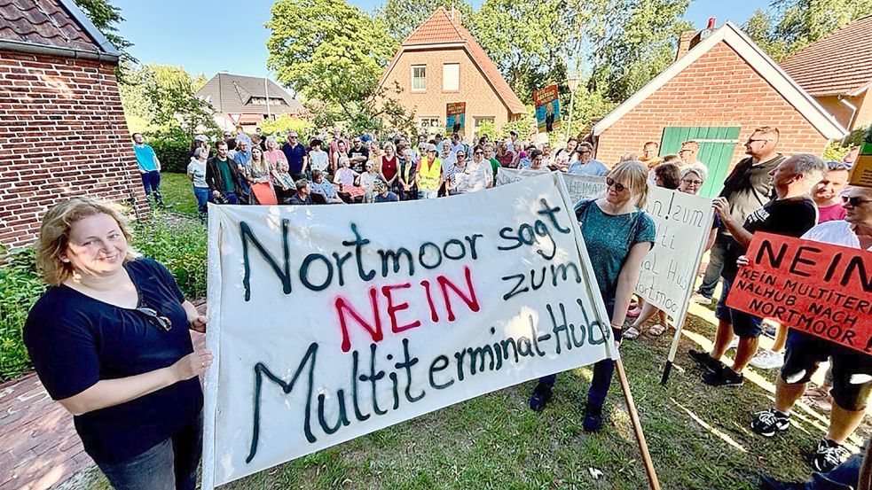 Etwa 120 Nortmoorer hatten sich vor dem Dörphus versammelt. Foto: Klaus Ortgies