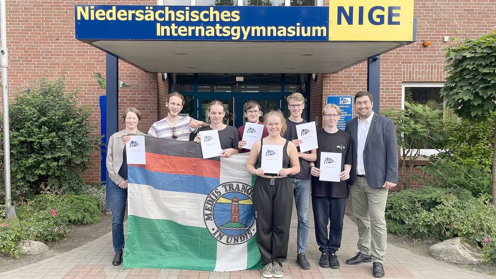 Gruppenbild mit den Borkumer Abiturientinnen und Abiturienten: Schulleiterin Anja Renken-Abken (von links), Jonas Gienke, Connor Saul, Jonas Apfeld, Skrollan Tellmann, Rasmus Thorenmeier, Kenny Schulz und Internatsleiter Fabian Bruns. Foto: NIGE