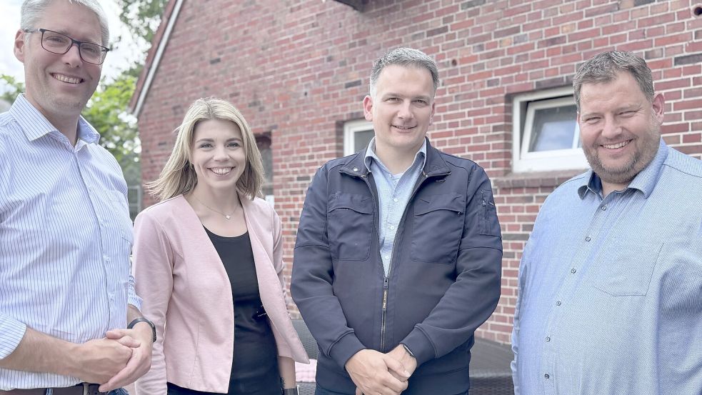Haben nun gemeinsam die neue Tierheim Stapelmoor gGmbH im Namen ihrer Kommunen gegründet (von links): Weeners Bürgermeister Heiko Abbas, Papenburgs Bürgermeisterin Vanessa Gattung, Bundes Bürgermeister Uwe Sap und Jemgums allgemeiner Vertreter Rainer Smidt. Foto: Stadt Weener