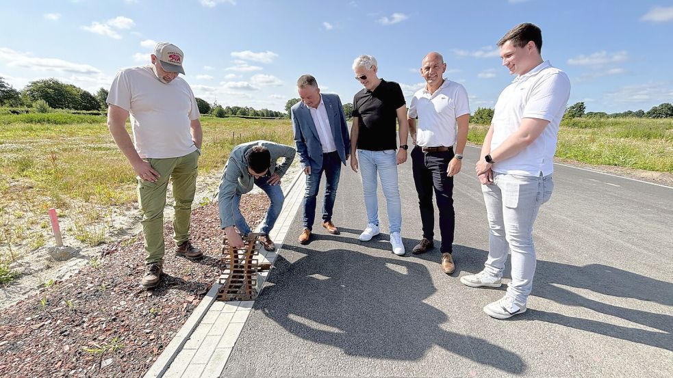 Ein kritischer Blick: Baubetriebshofleiter Jann Wolters (von links), Bürgermeister Sven Lübbers, Hinrich Beekmann als Fachbereichsleiter des Bauamts, Dietmar Schon als Fachgruppenleiter des technischen Bauamts, Christian B. Thoer und Bauleiter Tobias Hinrichs vom Tiefbauunternehmen Koch in Westerstede. Foto: Nicole Böning