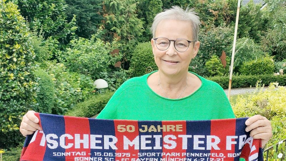 Zum Jubiläum erhielt Barbara Kowalk einen Meisterschal vom Bonner SC.