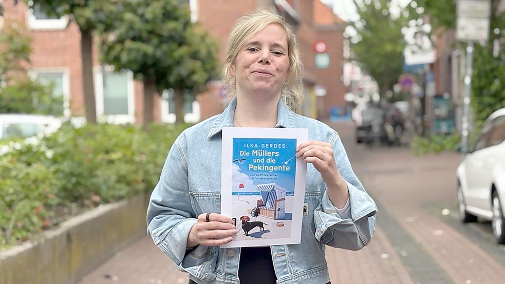 Einfach gemacht: Die Emderin Ilka Gerdes hat ihren ersten Ostfriesland-Krimi geschrieben. „Die Müllers und die Pekingente“ ist jetzt erhältlich. Foto: Mona Hanssen