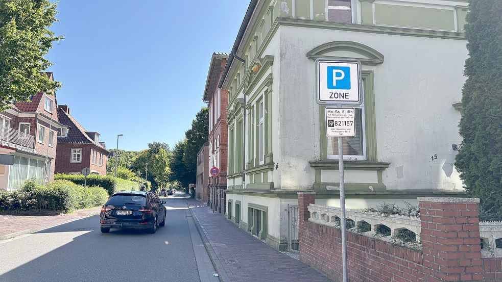Ganz frisch: die Hinweisschilder im AOK-Viertel. Dort ist seit dem 1. Juli 2025 das Parken auf öffentlicher Fläche kostenpflichtig - auch für Anwohner. Fotos: Mona Hanssen