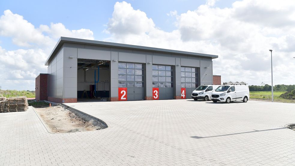 Beim Feuerwehrhaus in Eilsum muss noch an den Außenanlagen gearbeitet werden, im Innenbereich ist fast alles fertig. Foto: Heinz Wagenaar