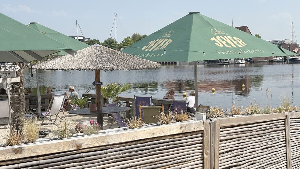 Der Hafentorplatz wird unter anderem durch den Delftstrand, aber auch die Fischbude und regelmäßige Veranstaltungen genutzt.