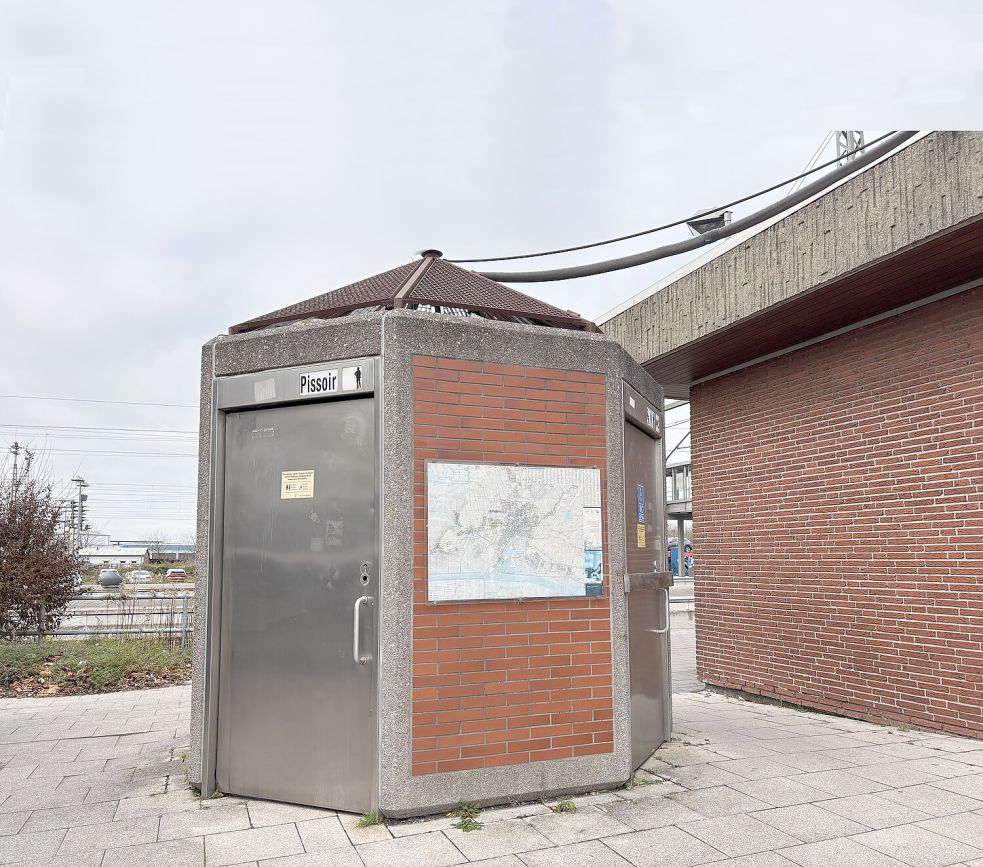Das kleine Häuschen zwischen Taxi-Zentrale und Bahnhofsgebäude soll wieder für Toiletten genutzt werden. Foto: Stephanie Schuurman/Archiv