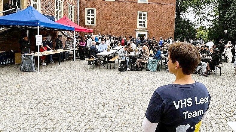 VHS-Team: Dazu gehört Sabine Kasimir. Die pädagogische Leiterin der VHS führte durchs Programm. Foto: Vera Vogt