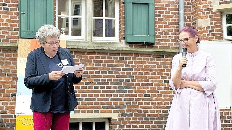 Ursula Behrends, Leitung Integration und Teilhabe interviewt Sabine Schüssler-Heuer, die seit 20 Jahren Integrationskurse gibt. Foto: Vera Vogt
