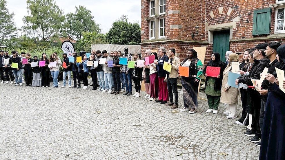 Jedes Blatt Papier trägt ein Grußwort auf der Muttersprache der Teilnehmenden. Foto: Vera Vogt