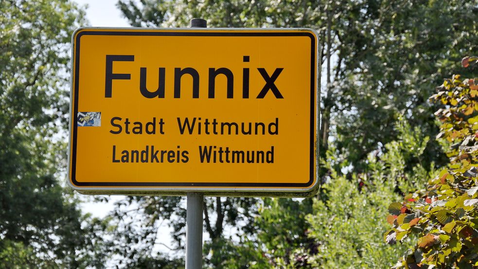 Gemeinsam mit ihrem Mann lebt Eva-Maria Silber in Funnix. Das kleine Dorf wurde in ihrem bisher einzigen Ostfriesland-Krimi „Deichschatten“ zum Schauplatz eines Verbrechens. Foto: Susanne Ullrich