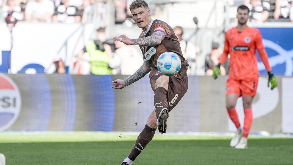 Eric Smith spielt schon einige Jahre bei St. Pauli. Der Schwede dürfte den noch verletzten Kapitän Jackson Irvine als Kapitän vertreten. Foto: Imago