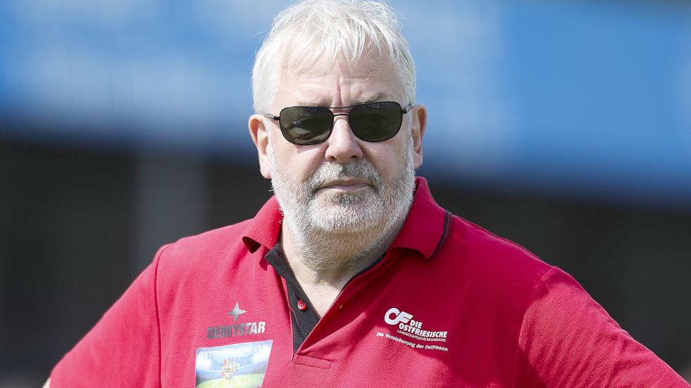 Manfred Bloem hat es mit Ewald Adden möglich gemacht, dass der FC St. Pauli nach Ostfriesland kommt. Foto: Doden/Emden