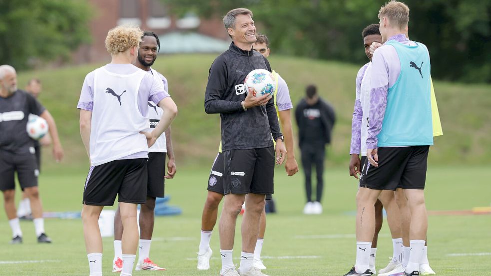 Trainer Alexander Blessin bat den FC St. Pauli am Donnerstag zum ersten Training. Foto: Imago