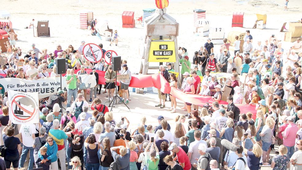 Großdemo im vergangenen Sommer: Borkum und Unterstützer protestieren gegen das Gasprojekt. Foto: Florian Ferber