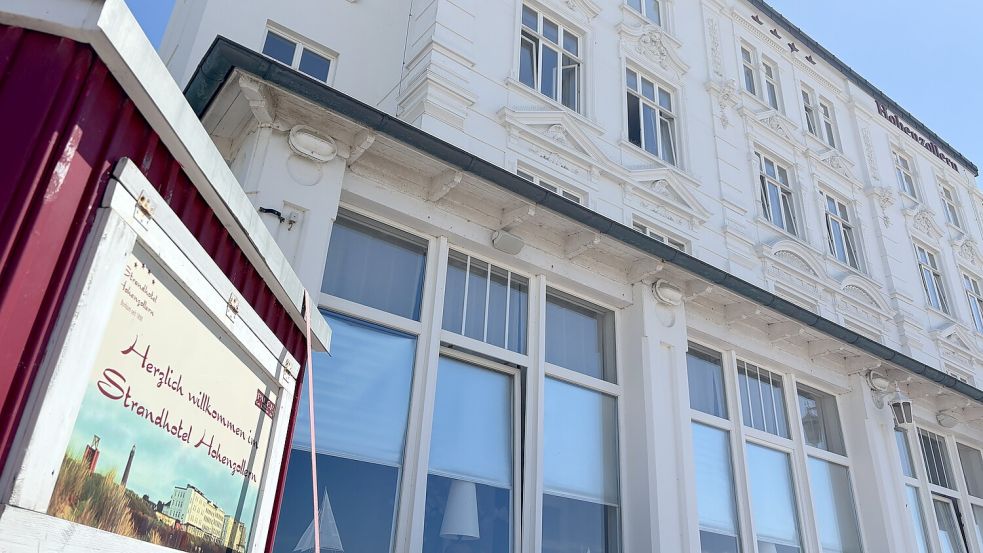 Das Strandhotel Hohenzollern im Stil der Bäderarchitektur liegt direkt an der Promenade. Foto: Florian Ferber