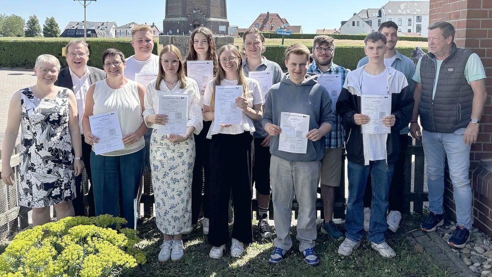 Stolz präsentieren die Nachwuchskräfte, die aufs Foto wollen, ihre Zeugnisse. Foto: Florian Ferber