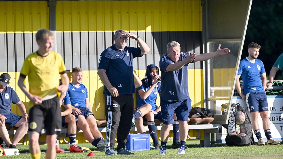 Das Hager Trainerteam mit Mario Look (rechts) und Gerold Hinrichs war sichtlich unzufrieden. Foto: Jens Doden/Blomberg