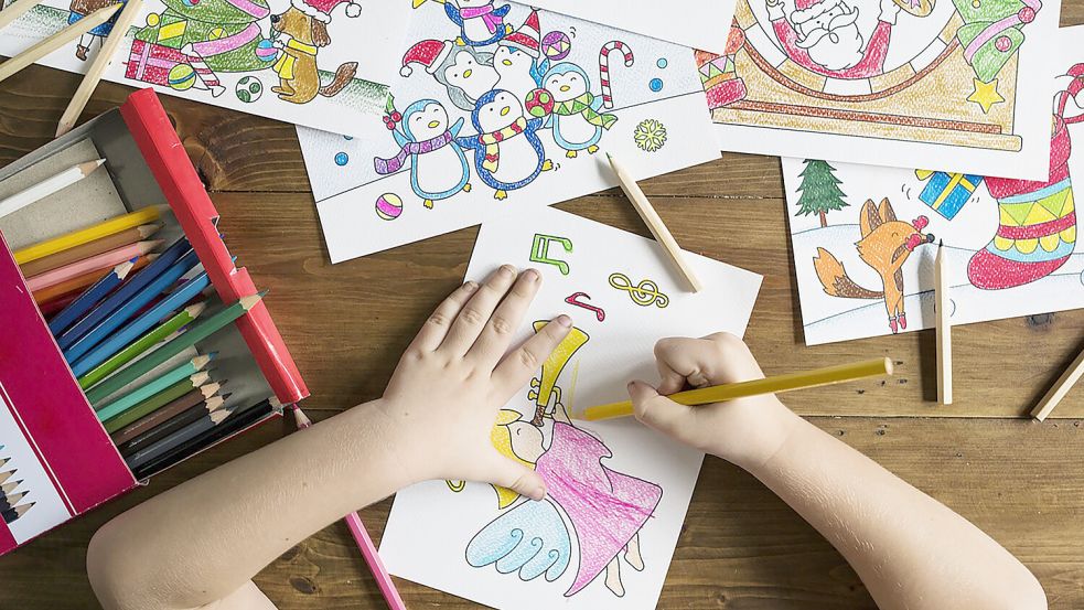 Ein Kind malt ein Bild. An der Förderschule in Emden werden Jungen und Mädchen mit unterschiedlichen Unterstützungsbedarfen unterrichtet. Symbolfoto: Pixabay
