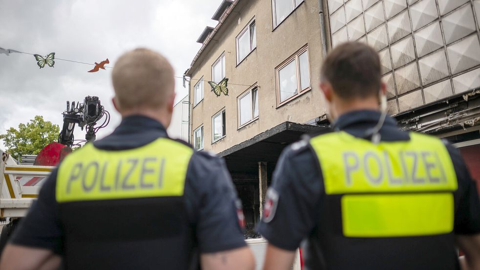 Eine ausgebrannte Geschäftsfläche mit den darüberliegenden Wohnungen in der Innenstadt von Wilhelmshaven. Ein Kind starb bei dem Brand. Foto: Sina Schuldt/dpa