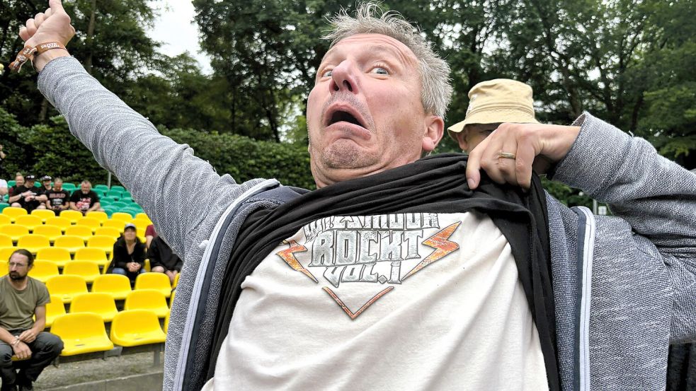 Achim Schwartz trägt als echter „Wiesmoor rockt“-Fan das T-Shirt aus dem letzten Jahr unter dem aktuellen Festival-Shirt. Foto: Nicole Böning