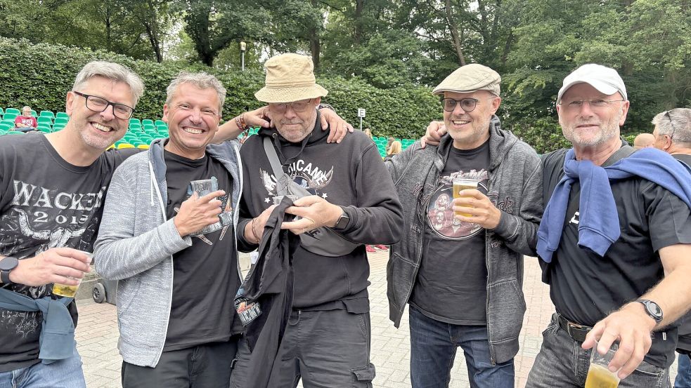 Reinhard Holt, Achim Schwartz, Andreas Moss, Andreas Baar und Ewald Modden aus Meppen sind schon zum zweiten Mal bei "Wiesmoor rockt" und schon echte Fans. Foto: Nicole Böning