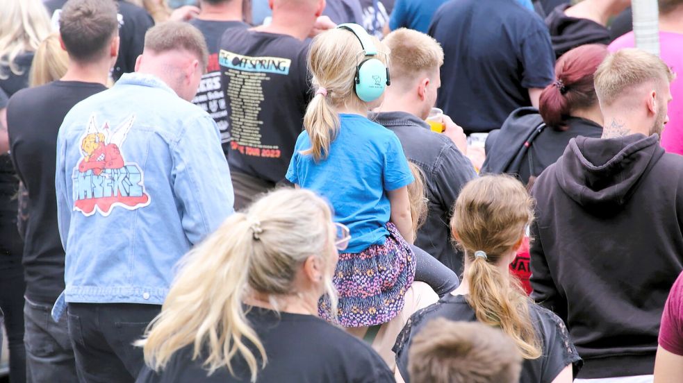Viele Familien und Paare waren auf dem Festivalgelände unterwegs. Die Kleinsten kamen mit Gehörschutz. Foto: Nicole Böning