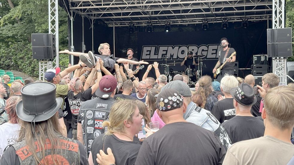 Surfen in der Menge – den Spaß gönnten sich bei "Wiesmoor rockt" nicht nur die Großen, wie hier vor der kleinen Bühne bei "Elfmorgen". Auch Kinder wurden von der Menge sicher zur Bühne getragen. Foto: Nicole Böning