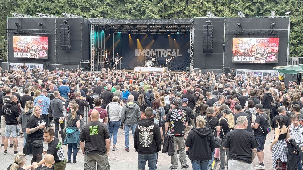 Die Freilichtbühne war vor allem am Festivalsamstag gut gefüllt – hier bei der Band Montreal aus Hamburg. Foto: Nicole Böning