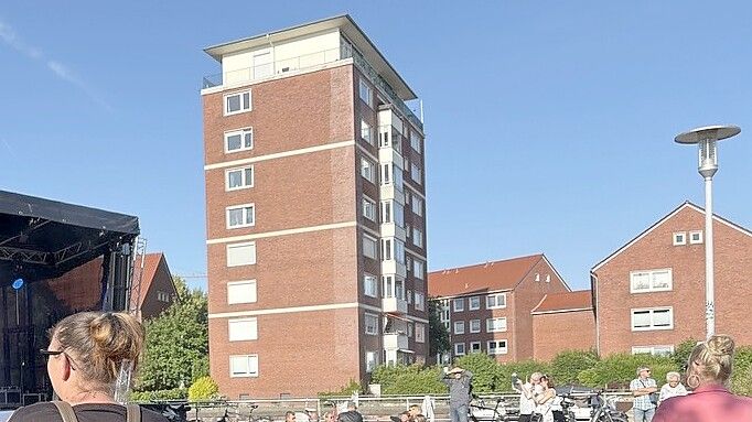 Ein 43-Jähriger ist am Freitagmorgen in eine Wohnung im Schreyers-Hoek-Hochhaus eingebrochen. Kurz vorher griff er eine Tankstellen-Mitarbeiterin an. Foto: Mona Hanssen/Archiv