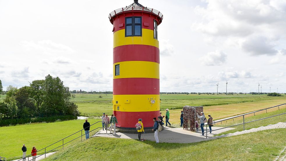 Er darf bei keinem Ostfriesland-Urlaub fehlen: der Pilsumer Leuchtturm. Foto: Heinz Wagenaar/Archiv
