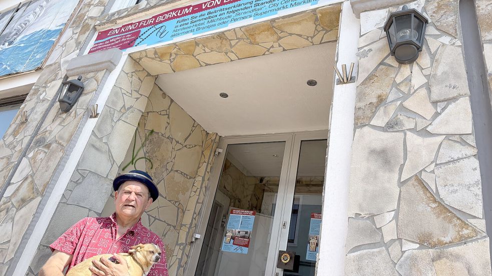 Das Banner am Gebäude in der Franz-Habich-Straße hängt: Klaus Fischer wirbt intensiv für sein Projekt. Foto: Florian Ferber