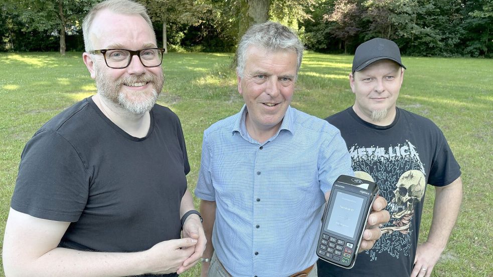 Carsten Mohr, Leiter der Abteilung Kommunikation bei der Sparkasse Leer-Wittmund (Mitte), übergab das erste mobile Kartenlesegerät an André Willms (links) und Andreas Huisinga. Foto: Oliver Bär