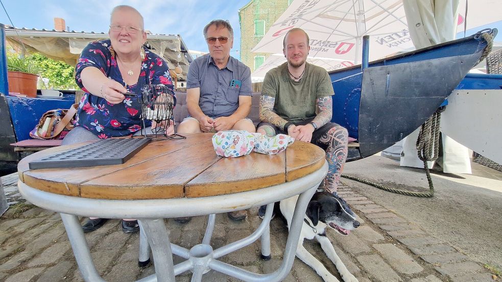 Ute Maas, Hilmar Bockhacker und Carsten Willems freuen sich schon auf den nächsten Bingo-Nachmittag. Foto: Tatjana Gettkowski