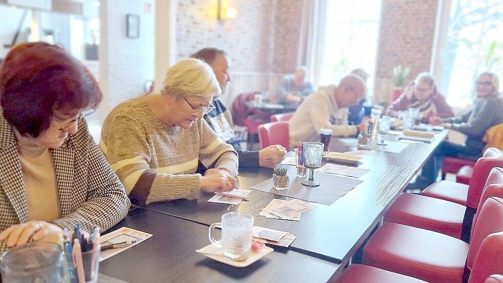 Der Bingo-Nachmittag im "Junior’s am Hafen" wurde von Anfang an gut angenommen. Nach der Schließung des Lokals hat die Veranstaltung im "Hafen 55" eine neue Heimat. Foto: Tatjana Gettkowski/Archiv