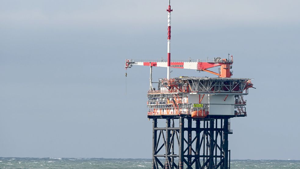 Die Gasplattform von One-Dyas soll per Seekabel mit Strom vom Offshore-Windpark „Riffgat“ versorgt werden. Foto: Archiv/dpa/Lars Penning