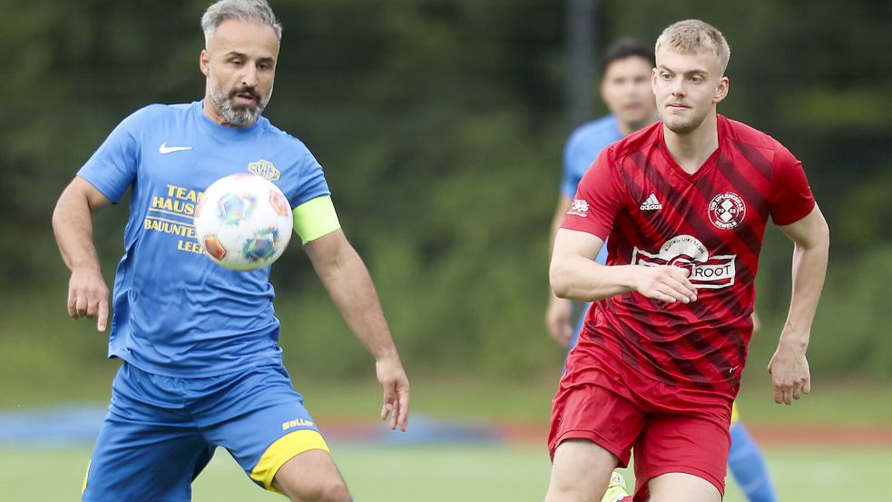 Erhan Colak (links) lief mit der Kapitänsbinde in der Verteidigung der Leeraner auf.