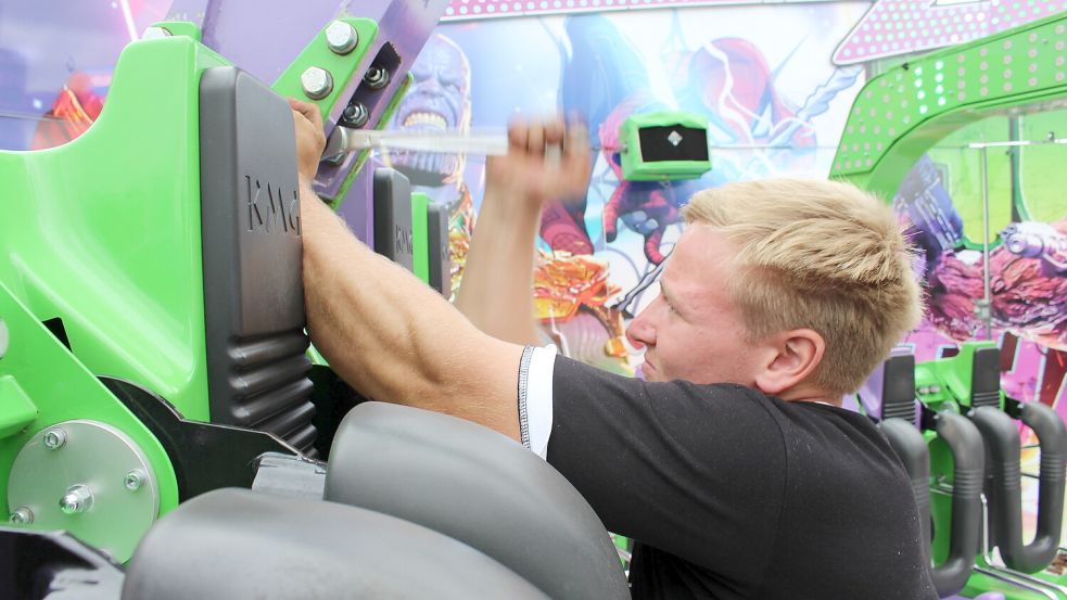 Hier wird noch Hand angelegt. Das Fahrgeschäft „The Beast“ ist das erste Mal auf dem Esenser Schützenfest. Foto: Imke Oltmanns