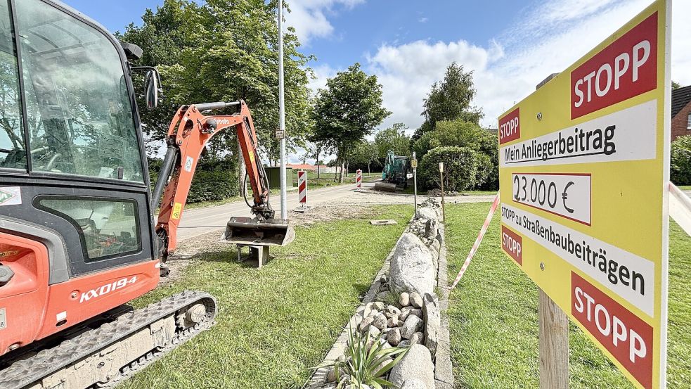 Die Sanierung der Dorfstraße in Klein-Hesel ist bis auf Restarbeiten abgeschlossen. Baugeräte sind noch da. Foto: Klaus Ortgies