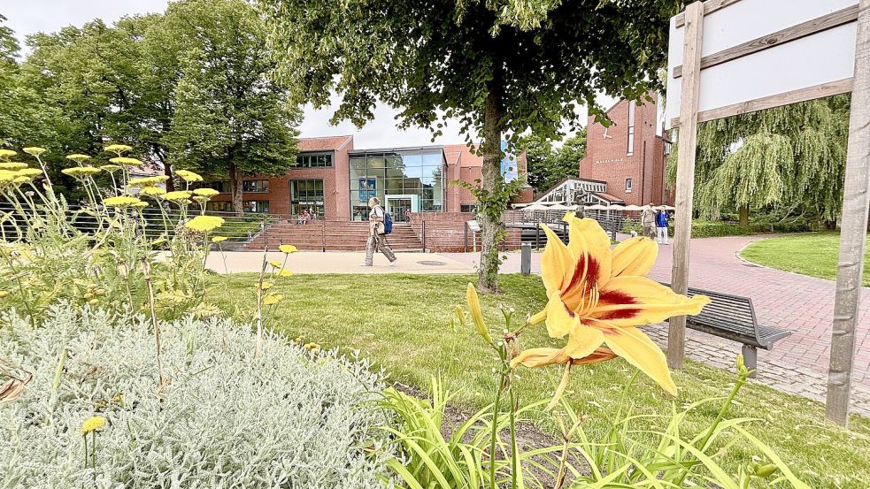 Die Bepflanzung der Kunstmeile macht schon viel her: Viele Blumen sprießen in die Höhe.