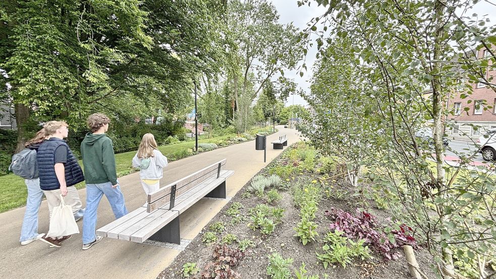 Ein Erfolg: Viele Menschen nutzen die Kunstmeile als Verbindung in die Stadt. Die Promenade ist breit und durch das Grün und den Abstand zur Autostraße etwas „entspannter“ als ein normaler Fußweg.