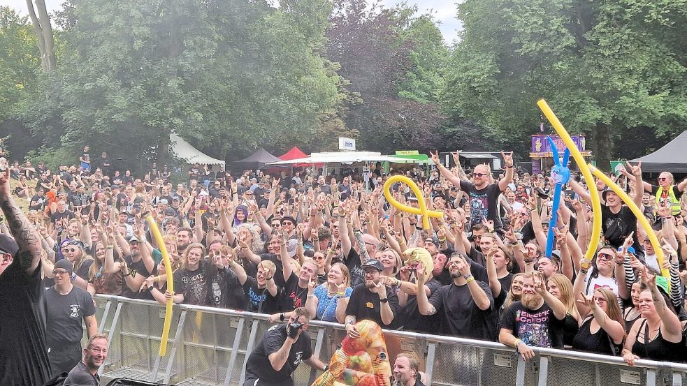 Die Menge beim „Free for all“-Festival feiert die Bands. Foto: Wiebke Rose